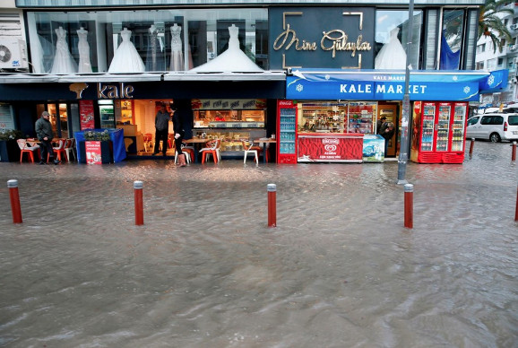 İzmir felaketi yaşıyor! Deniz taştı hayat felç oldu - Resim: 4