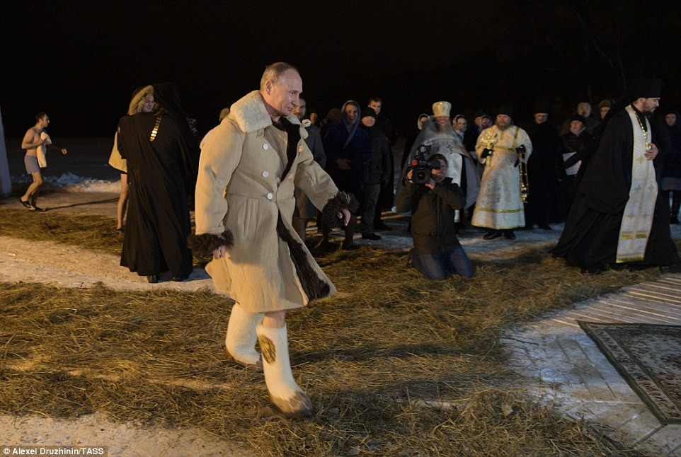 Rus lider Putin buz gibi suda vaftiz oldu - Resim: 2