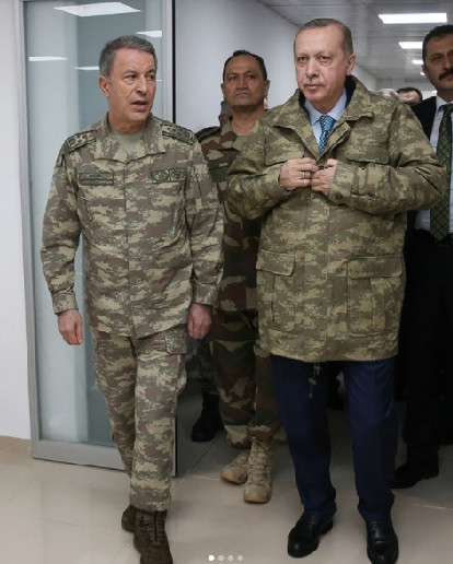 Erdoğan askeri kamuflaj giydi: Sosyal medyada olay oldu - Resim: 1