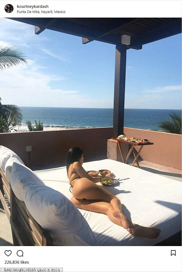 Kourtney Kardashian'ın Meksika tatilinden kavurucu pozlar - Resim: 2
