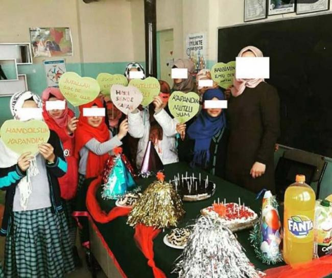 Küçük kızlar için kapanma partisi düzenleyen öğretmene skandal destek - Resim: 1