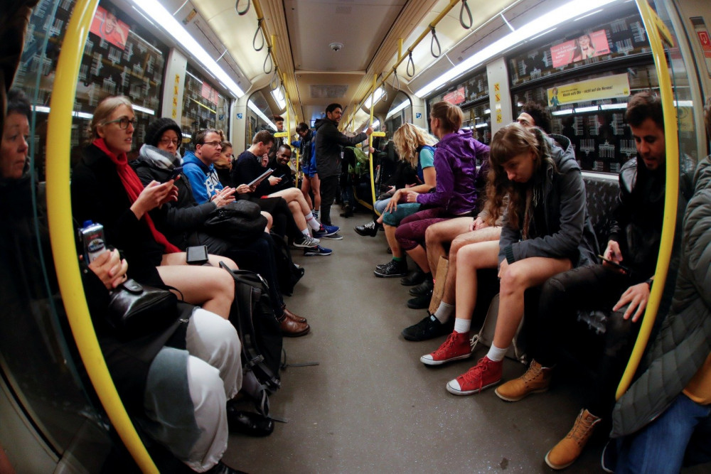 New York'ta metroyu çıplaklar bastı! 17. Pantolonsuz Metro Yolculuğu etkinliği - Resim: 1