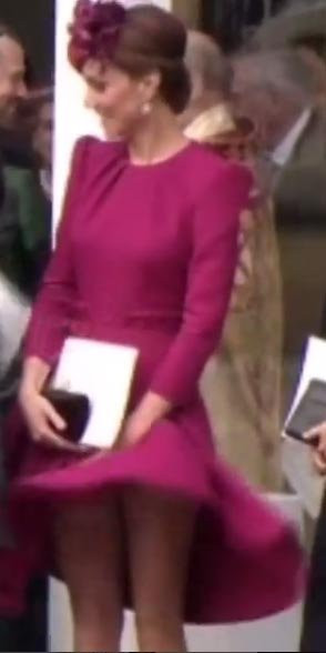 Kate Middleton sürekli rüzgarın azizliğine uğruyor eteği havalanıyor! - Resim: 2