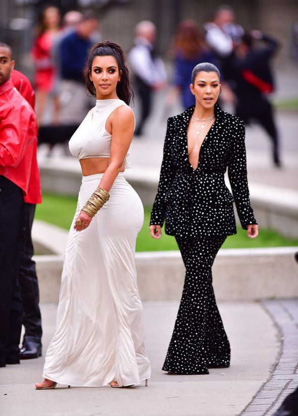 Kourtney Kardashian Kim'e nispet yapıyor! - Resim: 1