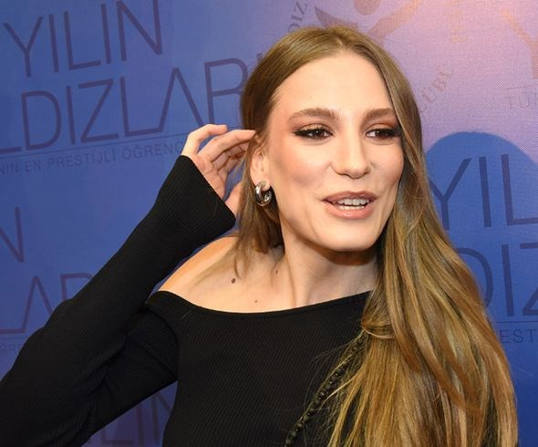 Serenay Sarıkaya'nın senaryo krizi! Çekimler ertelendi - Resim: 2