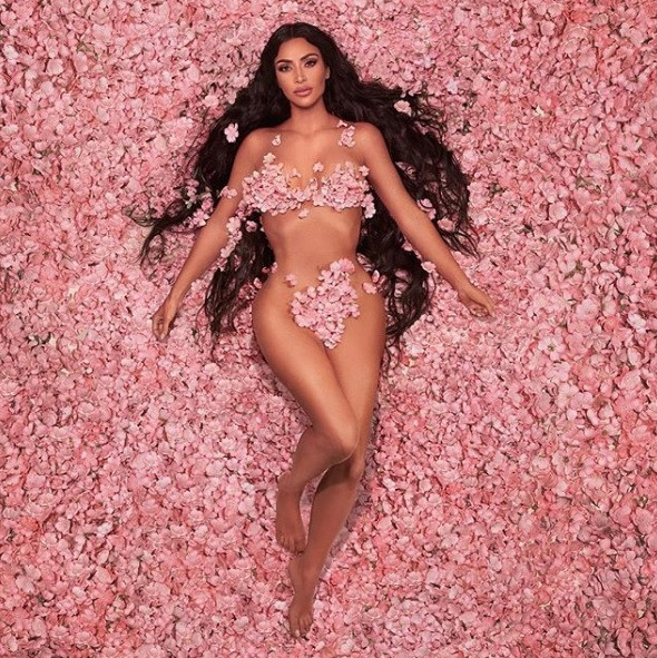 Kim Kardashian erkekler için özel olarak hazırladığı makyaj malzemelerini tanıttı! - Resim: 1