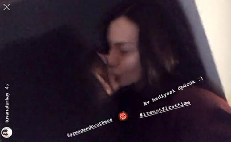 Tuvana Türkay kadın arkadaşıyla öpüştü - Resim: 4