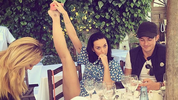 Katy Perry'nin bacak pozu olay oldu - Resim: 1