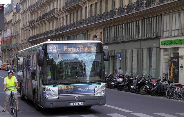 Paris'te bir otobüs şoförü, engelli yolcuya yer vermedikleri için yolcuları otobüsten attı - Resim: 3