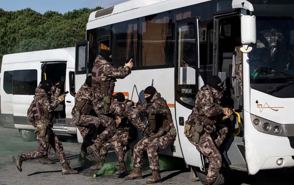 Özel Harekat polislerinden nefes kesen tatbikat! Metroda, uçakta, gemide... - Resim: 4