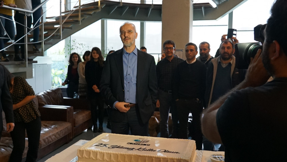 Kanal D 25. yılını kutluyor: Murat Saygı ve Buket Aydın pasta kesti - Resim: 1