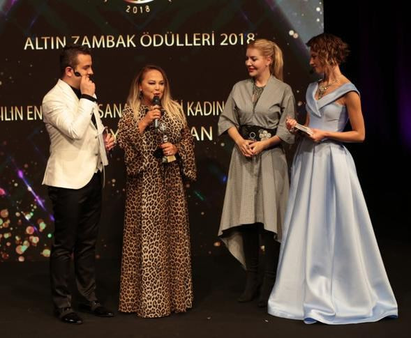 İstanbul Altın Zambak Ödül Töreni'nde dekolteler yarıştı - Resim: 2