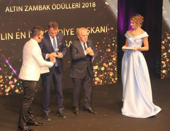 İstanbul Altın Zambak Ödül Töreni'nde dekolteler yarıştı - Resim: 3