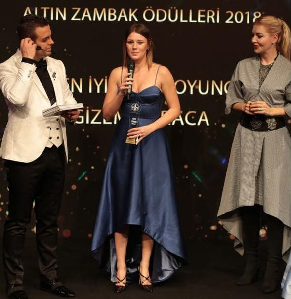 İstanbul Altın Zambak Ödül Töreni'nde dekolteler yarıştı - Resim: 4