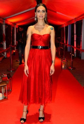 Giydikleriyle kırmızı halıda yürek hoplatan ünlü kadınlar - Resim: 3