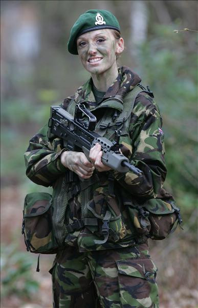 Asker Barbie erkek askerlerin yaşattığı cehennemi anlattı - Resim: 3