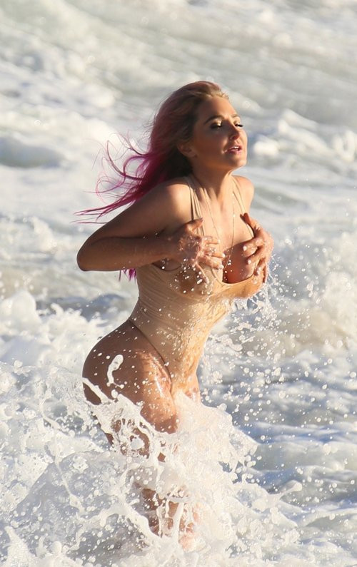 Kim Kardashian’ın arkadaşı Nikki’nin plaj şovu - Resim: 4