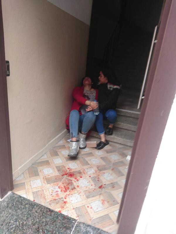 Beyoğlu'nda genç kadına bıçaklı saldırı - Resim: 1