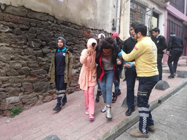 Beyoğlu'nda genç kadına bıçaklı saldırı - Resim: 4