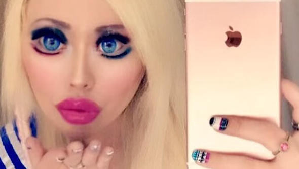 Barbie bebeğe benzemek için gözlerine bile estetik yaptırdı - Resim: 1