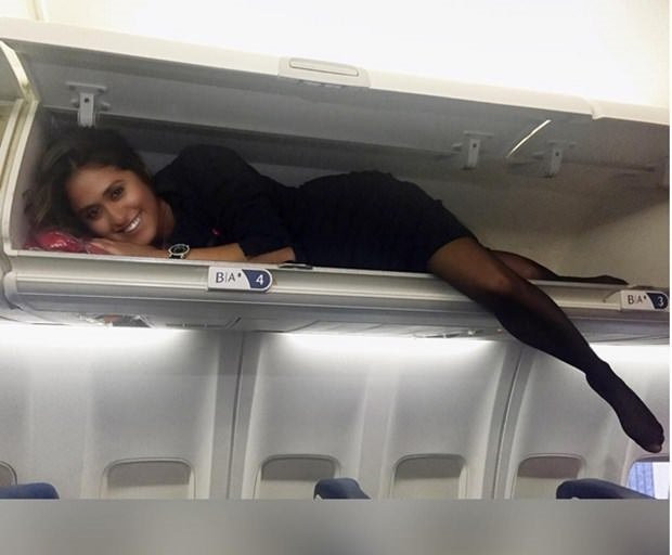 Uçak yolcuları indikten sonra hostesler nasıl çılgınlıklar yapıyor? - Resim: 1