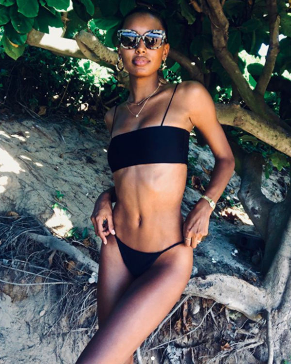 Victoria's Secret meleği siyah bikinisiyle Hawaii sahillerini salladı - Resim: 4