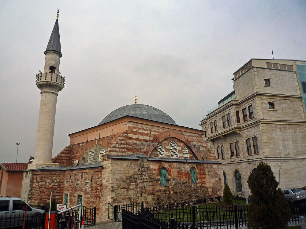 İstanbul'da tuhaf olay: Camiyi deniz anaları bastı - Resim: 1