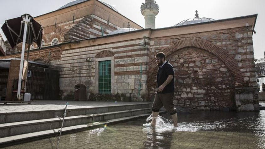 İstanbul'da tuhaf olay: Camiyi deniz anaları bastı - Resim: 2
