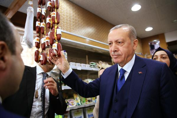 Erdoğan Beykoz'da şarküteri alışverişinde böyle görüntülendi - Resim: 2
