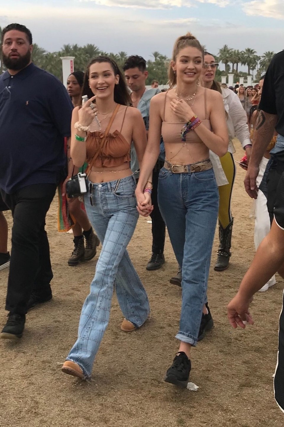 Gigi Hadid ve Bella Hadid kardeşler Coachella Festivali’nde - Resim: 3
