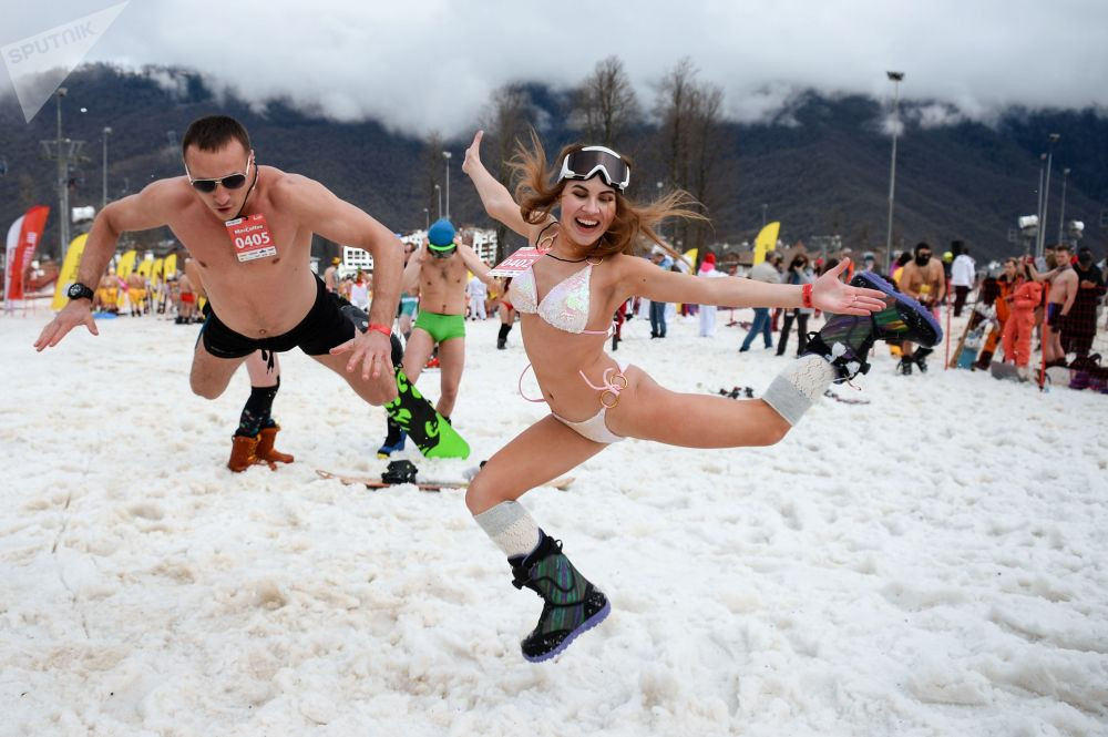 Boogel Woogel karnavalında Rus kızlar bikiniyle kayak yaptı - Resim: 3