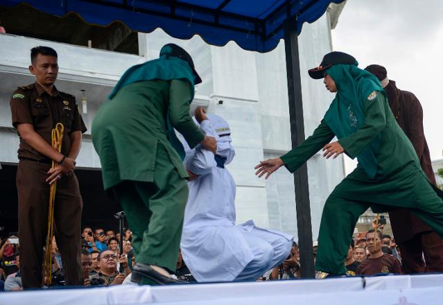 Endonezya'da genç çiftlere kırbaç cezası - Resim: 1