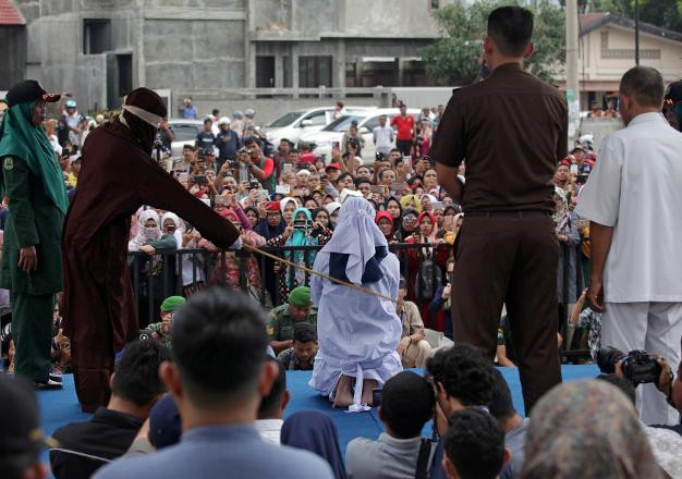 Endonezya'da genç çiftlere kırbaç cezası - Resim: 3
