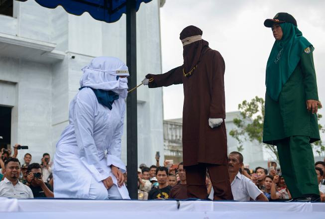 Endonezya'da genç çiftlere kırbaç cezası - Resim: 4