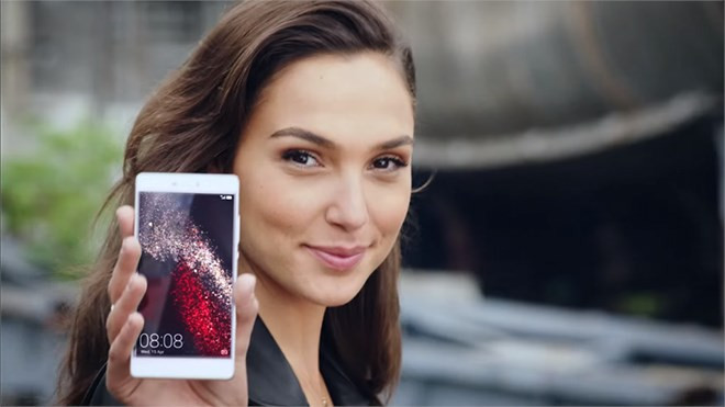 Huawei reklamlarının yeni yüzü Gal Gadot’tan şaşırtan hata - Resim: 2