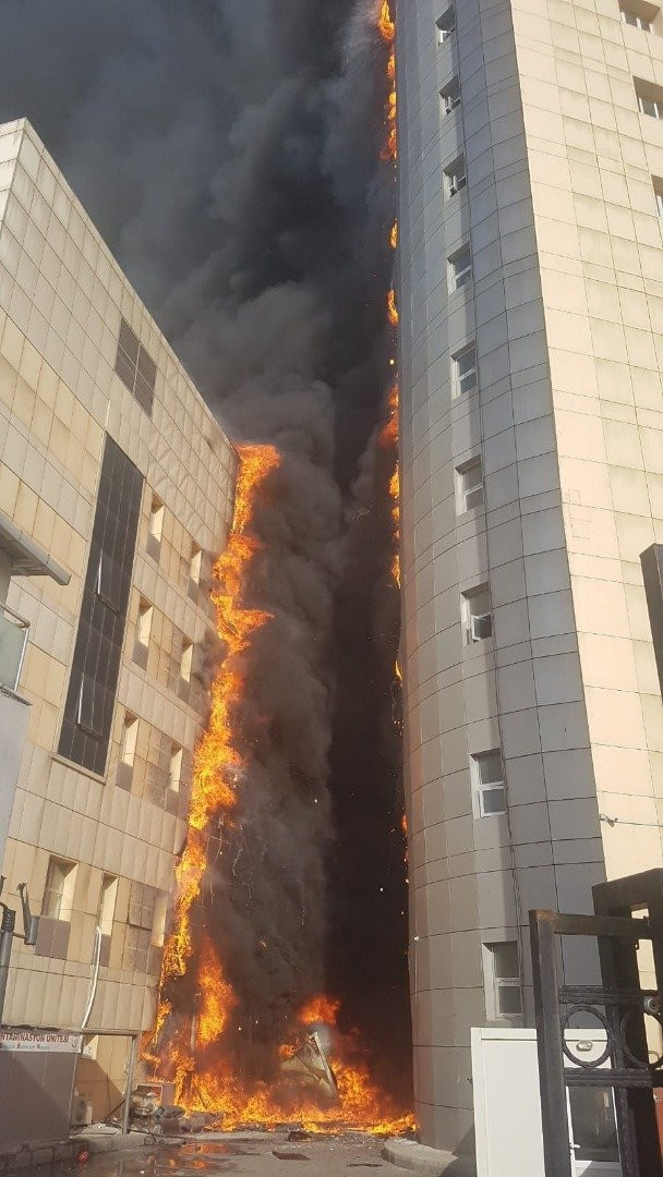 Taksim İlkyardım Hastanesi'nde çıkan yangından dehşet görüntüler - Resim: 4