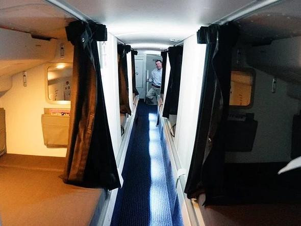 Hosteslerin uçaklardaki gizli yatak odaları - Resim: 3