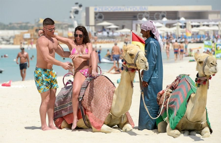 Danielle Lloyd bikiniyle deveye binmeye çalışınca - Resim: 3