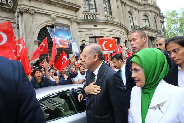 Türkler Erdoğan'ı İngiltere'de bu sloganla karşıladı - Resim: 1