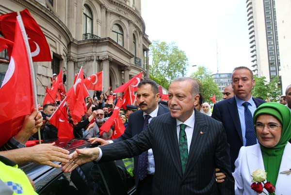 Türkler Erdoğan'ı İngiltere'de bu sloganla karşıladı - Resim: 2