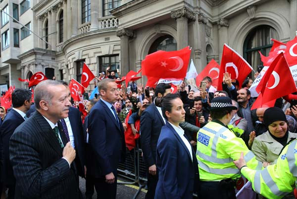 Türkler Erdoğan'ı İngiltere'de bu sloganla karşıladı - Resim: 3