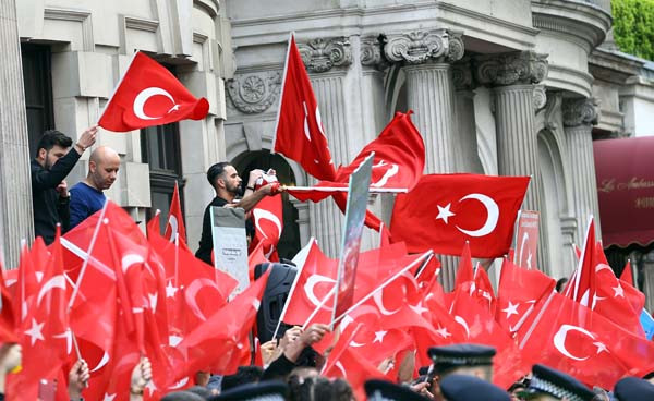Türkler Erdoğan'ı İngiltere'de bu sloganla karşıladı - Resim: 4