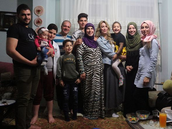 Gamze Özçelik, Suriyeli aileyle iftar yaptı - Resim: 1