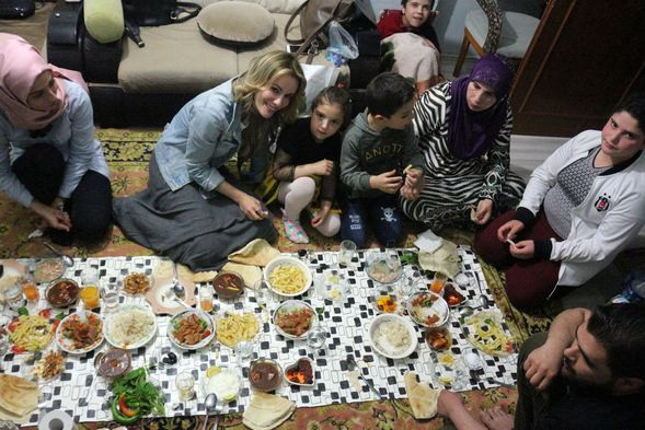Gamze Özçelik, Suriyeli aileyle iftar yaptı - Resim: 2