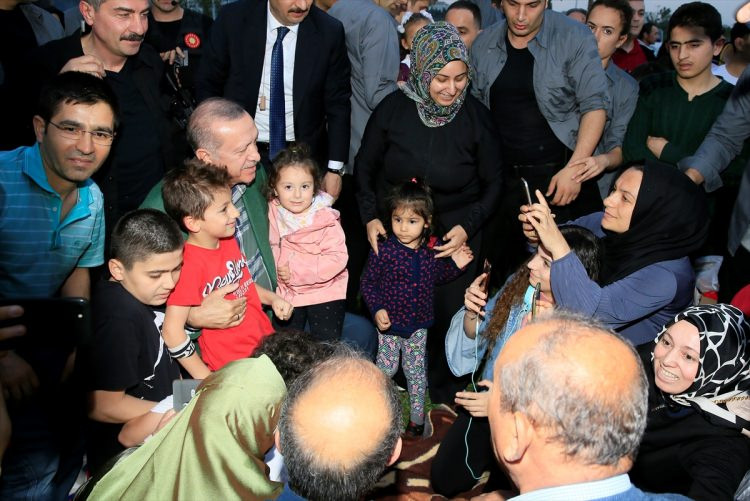 Erdoğan Zeytinburnu Sahili'nde iftarı bekleyen aileleri ziyaret etti - Resim: 1