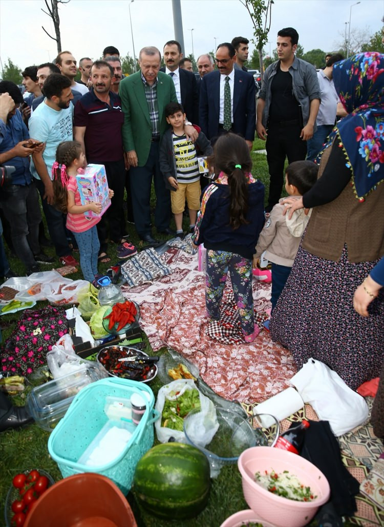 Erdoğan Zeytinburnu Sahili'nde iftarı bekleyen aileleri ziyaret etti - Resim: 2
