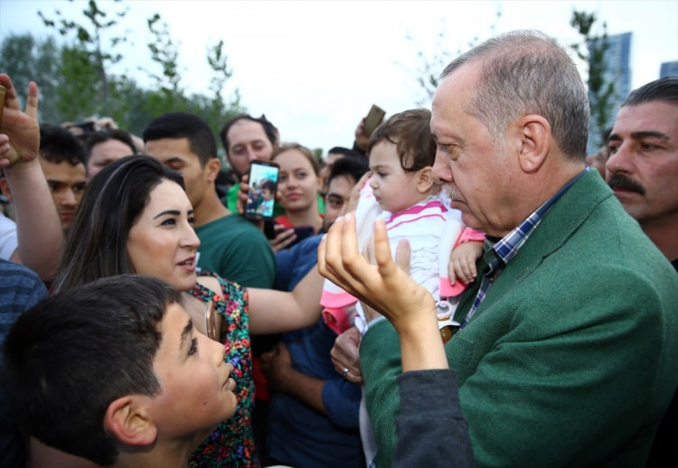Erdoğan Zeytinburnu Sahili'nde iftarı bekleyen aileleri ziyaret etti - Resim: 3