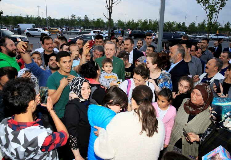 Erdoğan Zeytinburnu Sahili'nde iftarı bekleyen aileleri ziyaret etti - Resim: 4