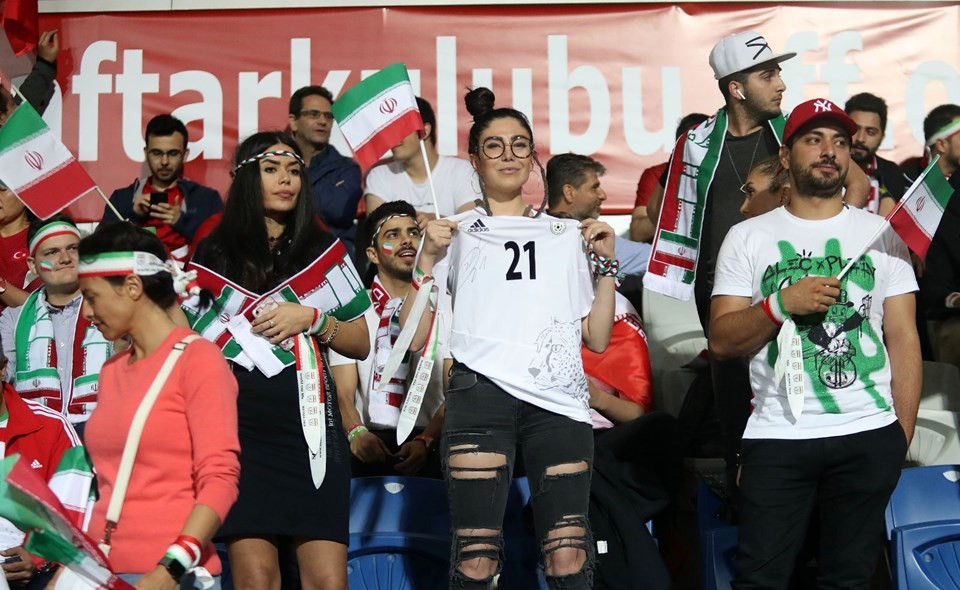 İranlı kadın taraftarlar Başakşehir stadına damgasını vurdu - Resim: 2