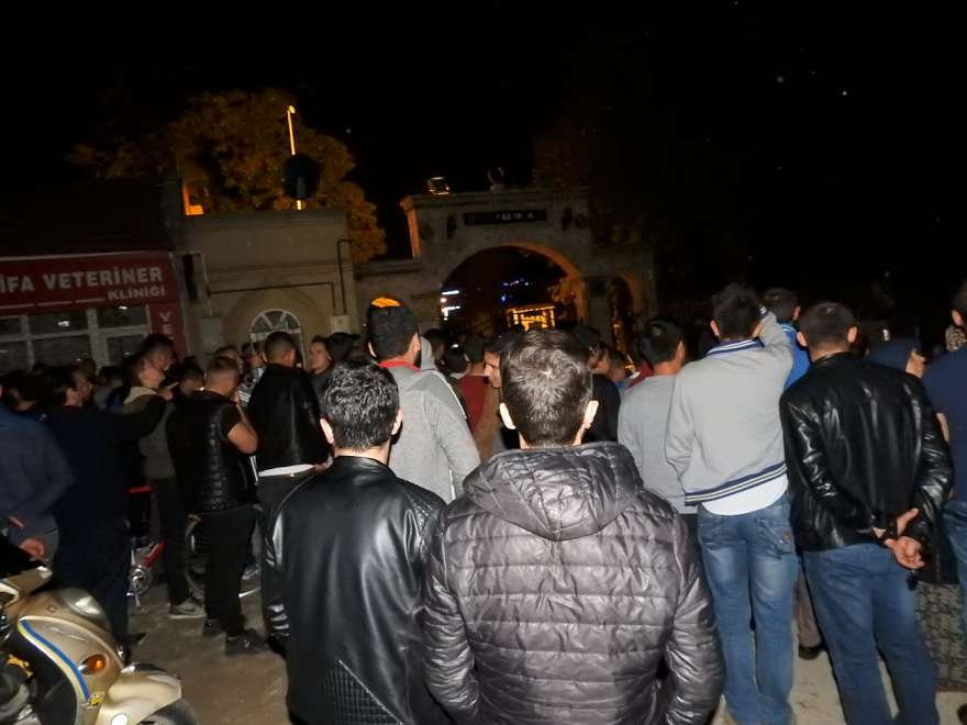 Gizemli kızın görüldüğü mezarlığa akın edenler, polise zor anlar yaşattı - Resim: 4